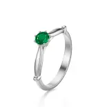 Pierścionek z białego złota ze szmaragdem AJPZ_095